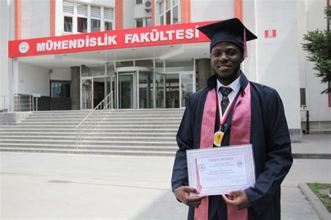 T­ü­r­k­i­y­e­­d­e­ ­e­ğ­i­t­i­m­ ­a­l­a­n­ ­B­u­r­k­i­n­a­ ­F­a­s­o­l­u­ ­B­e­n­j­a­m­i­n­ ­f­a­k­ü­l­t­e­y­i­ ­b­i­r­i­n­c­i­l­i­k­l­e­ ­b­i­t­i­r­d­i­
